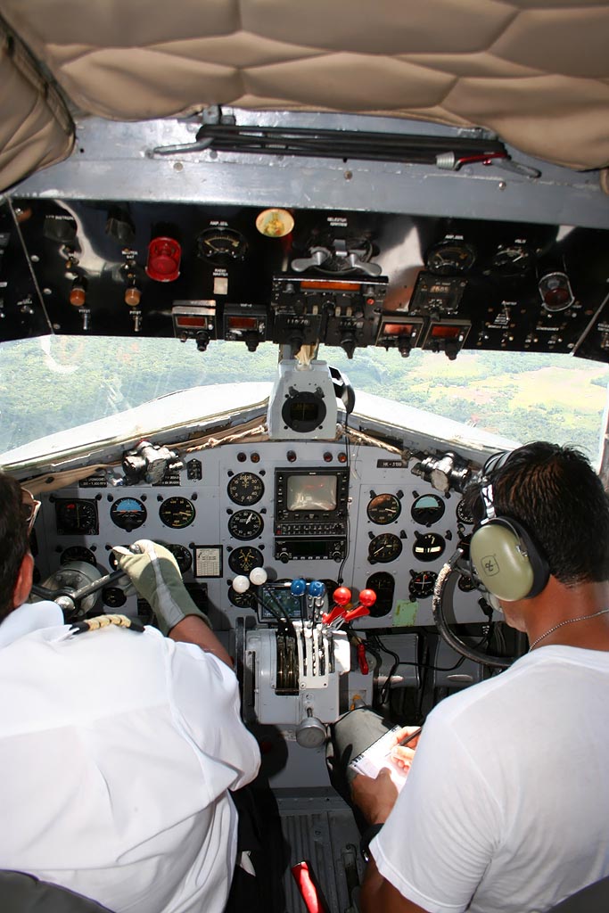 Primeros minutos después del despegue, Altitud: 2640 ft, Velocidad: 120 kts, Velocidad Ascencional: 5 ft/min, Manifold y RPM operando por debajo del 100%