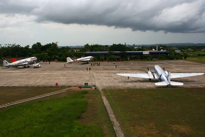 La plataforma del Jorge E. Gonzáles, el nuevo &quot;hub&quot; de DC-3, el único no operativo era el HK-1149 que estaba esperando un motor que iba por tierra desde Villavicencio. Según los controladores, éste puede ser un aeropuerto bastante congestionado con 5 DC-3, dos o tres An-32, algún C-130 y varios aviones pequeños, más las operaciones de la Policía Antinarcóticos