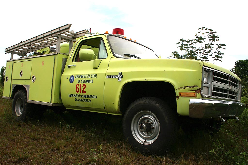 El vehículo de bomberos de la Aerocivil en SJE. Saquen sus propias conclusiones después de ver que aún mantiene el nombre del anterior aeropuerto donde operó y de que el conductor nos pidió una &quot;colaboración para gasolina&quot; antes de llevarnos a la cabecera de la pista con todas los permisos autorizados...