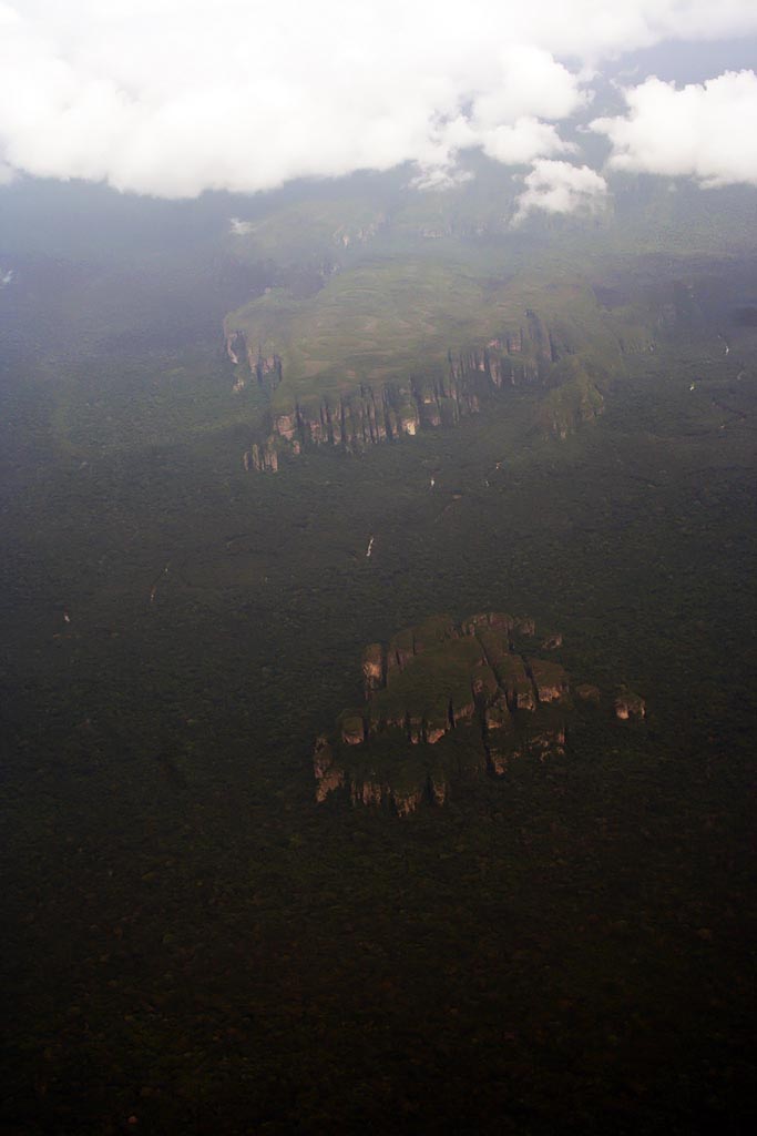 La interminable selva colombiana. Es increíble no despegarse de la ventana a pesar del monótono paisaje, de vez en cuando se ve algún claro lo que puede ser una comunidad indígena o la evidencia de la presencia de la guerrilla...