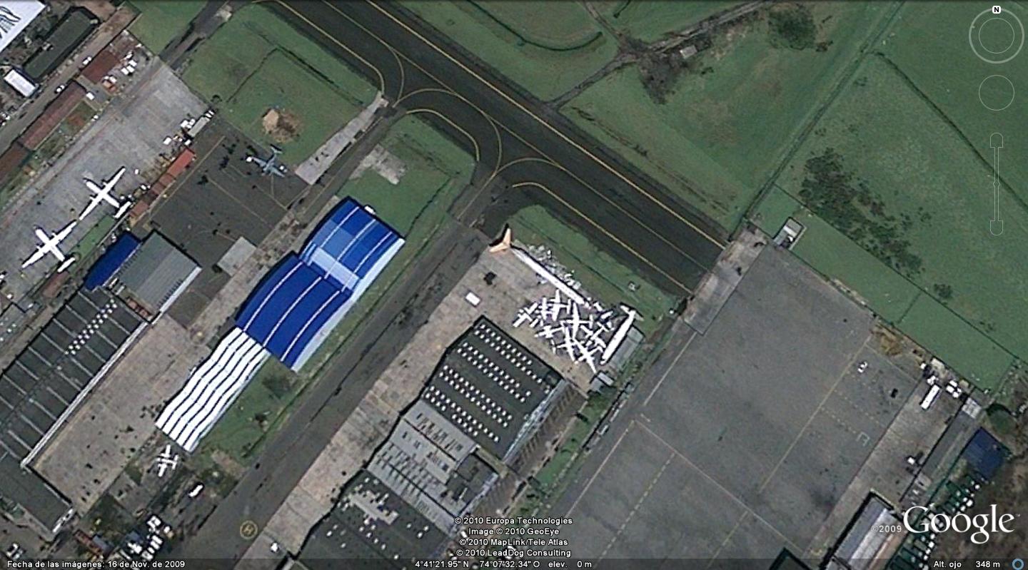 Hangares de aviación general donde esta el pequeño botadero de aviones de Eldorado. El famoso Viscount que se volvió restaurante y un MD de Aerorepública sin las alas (o al menos eso me parece a mi)