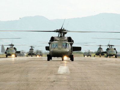 Helicopteros_en_formaci__n_para_realizar_desplazamiento__Agosto_de_2005.jpg