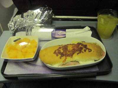 Sandwich caliente, ensalda de frutas y jugo de naranja