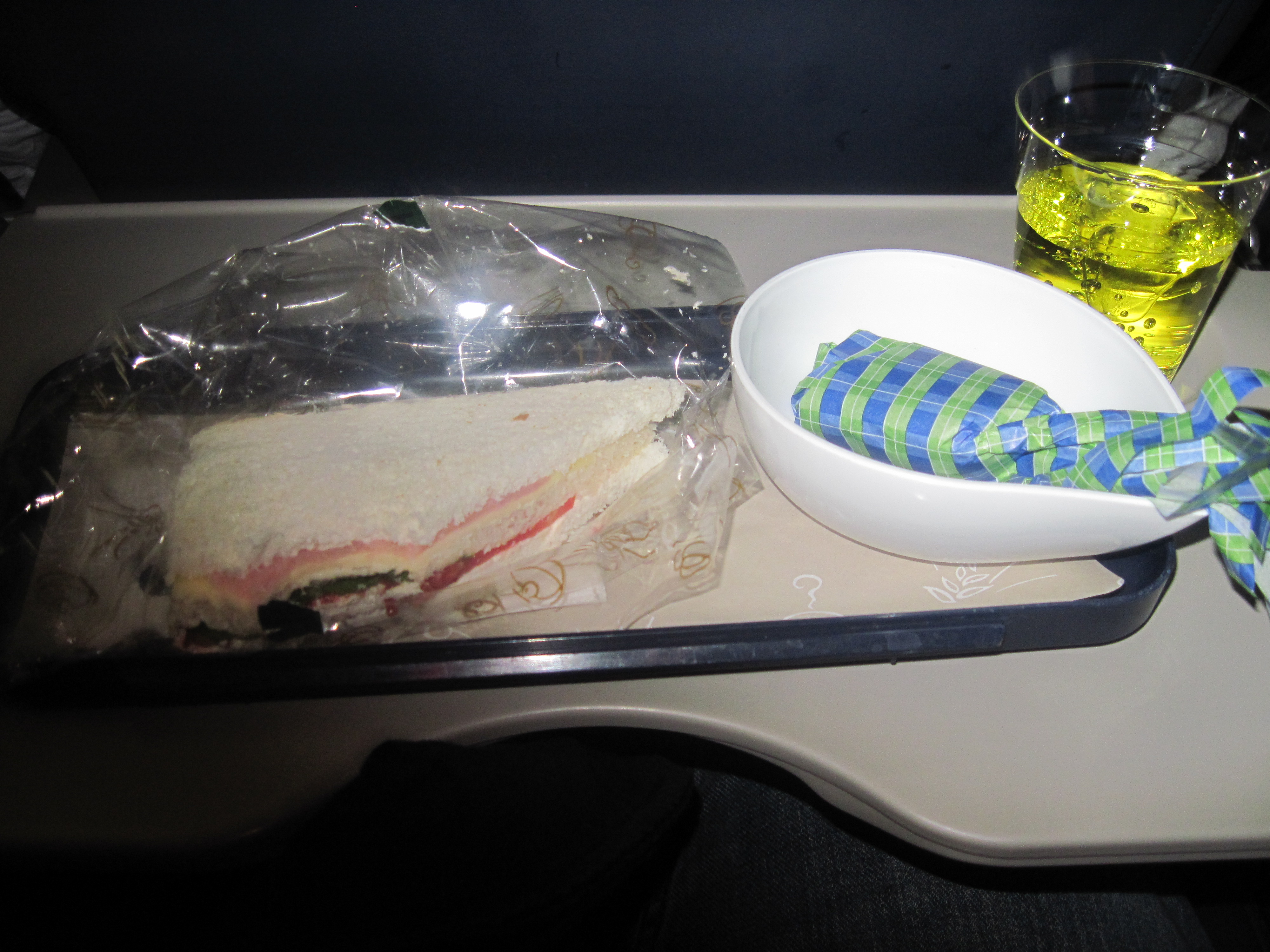 Sandwich frío, dulce peruano e IncaCola