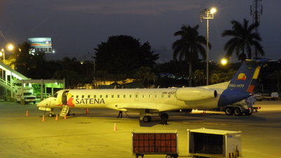 E145 de satena con la ambulancia del aeropuerto al lado