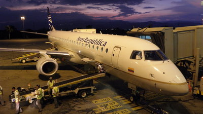 E190 de aerorepublica con la cordillera occidental al fondo