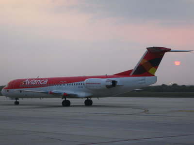 Fokker 100 haciendo taxi