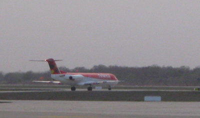 Fokker 100 en pleno carreteo, disculparán la calidad de la foto, fue tomada con el zoom digital de la cámara.