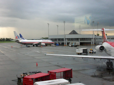 mañanas lluviosas en el muelle internacional cuando empezo a venir el 737-800