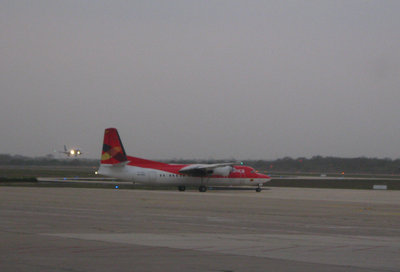 Fokker 50 de AVA saliendo, al fondo un Embraer de Aerorepública llegando