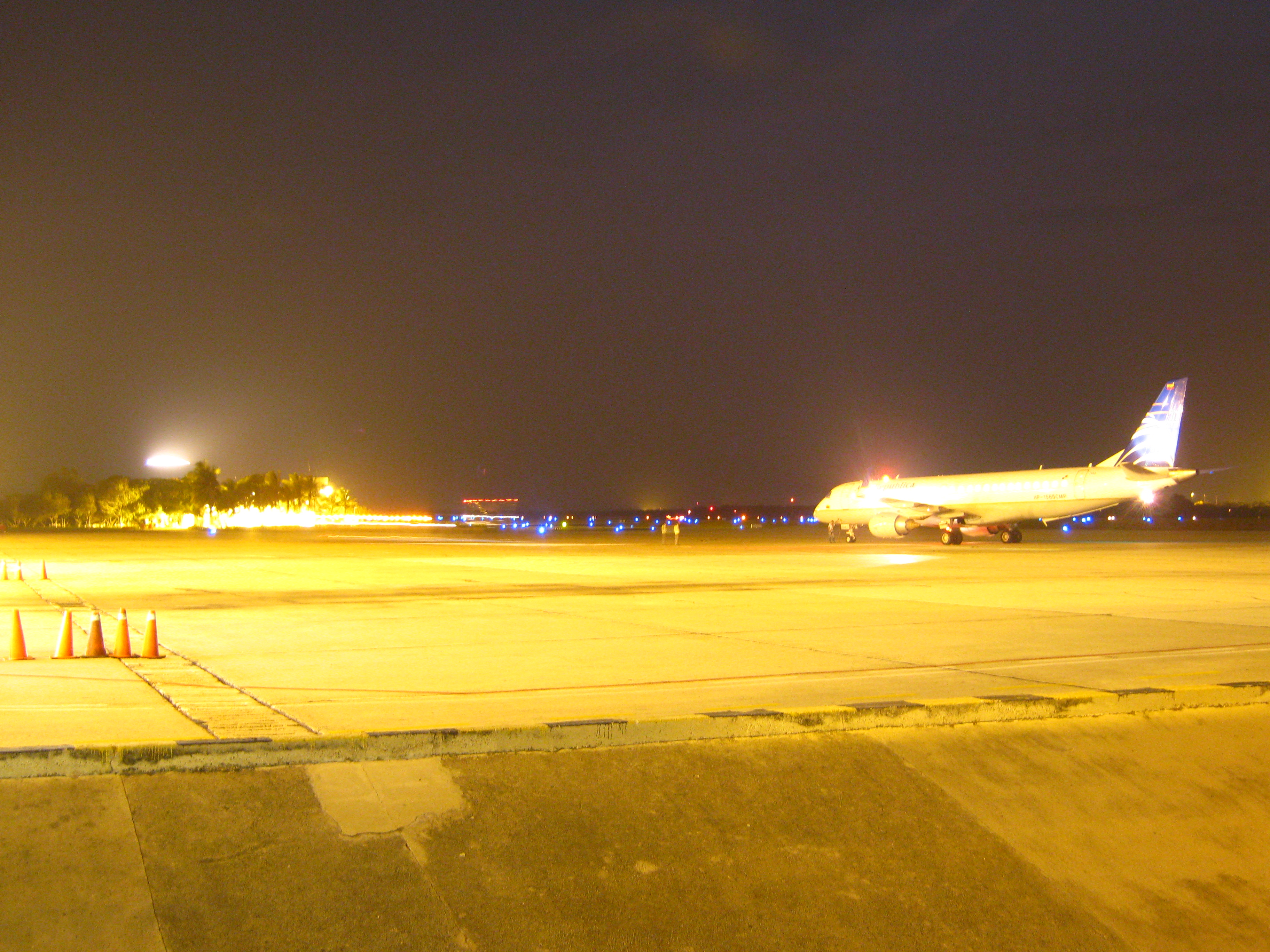 Embraer de Aerorepública saliendo finalmente.