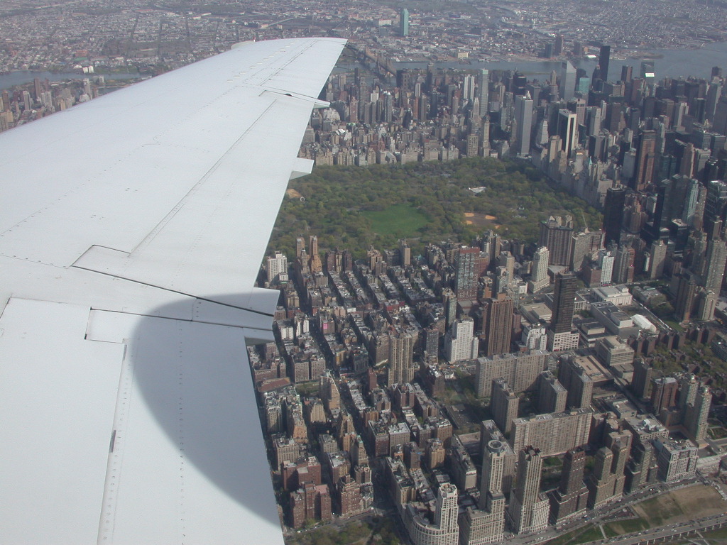 abajo un pedazo del west side highway y arriba sobre el rio el queensboro bridge que une manhattan y queens