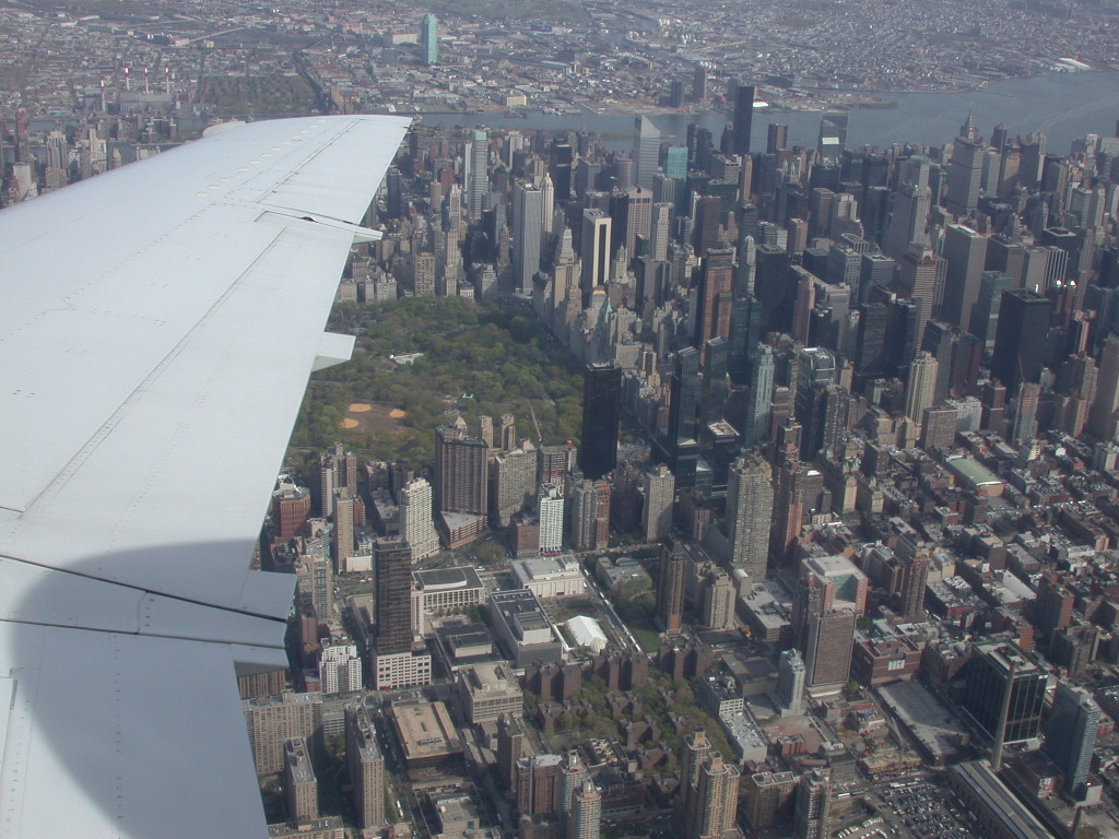 central park y el famoso west side, al otro lado del rio en queens la torre verde es la sede del citibank