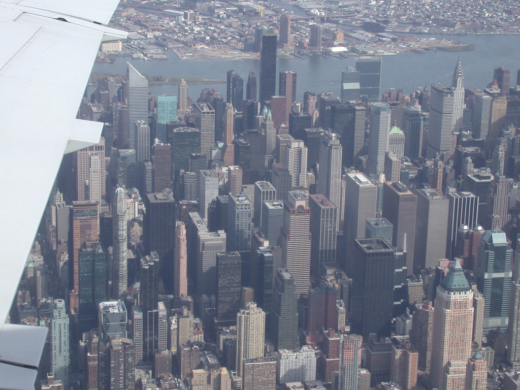 midtown con el edificio de la ONU, el edificio de la chrysler, el mitico edificio de PAN AM, ahora MET LIFE, la torre del citigroup y al fondo pasando el east river esta queens.