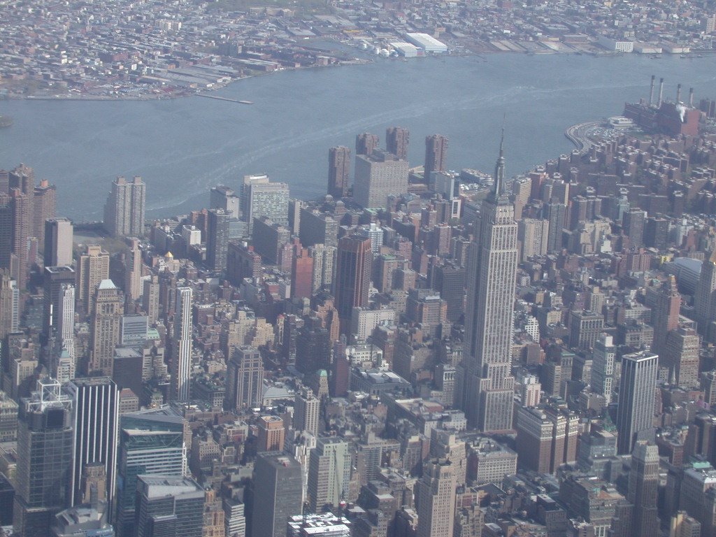 acercamiento a midtown dominando la escena el empire state building, al fondo se ve el edificio de la ONU