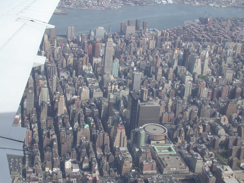 midtown y se ve el madison square garden, el empire state building , 5th avenue, el edificio del correo