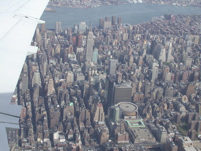 midtown y se ve el madison square garden, el empire state building , 5th avenue, el edificio del correo