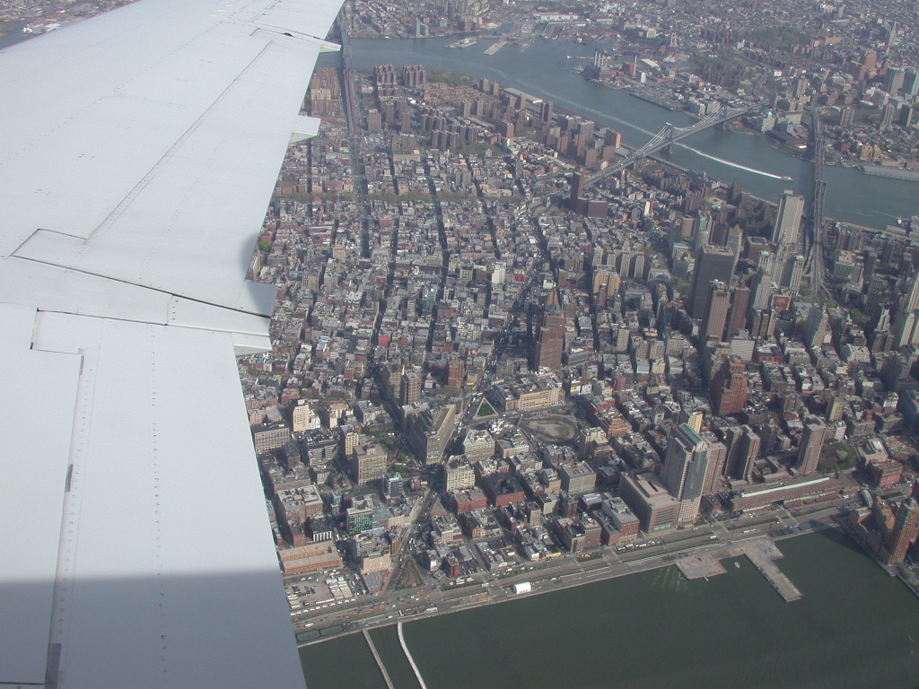 en esta foto se alcanzan a ver brooklyn , manhattan y williamsburg bridge, los 3 puentes que conectan manhattan y brooklyn