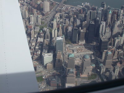 esta foto me impresiona, la tome en 2006. se ve el sitio del world trade center ahora llamado ground zero