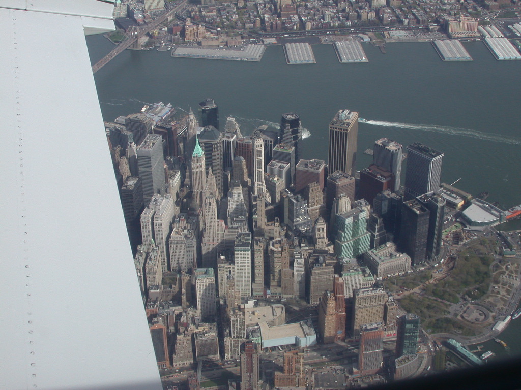 downtown manhattan con el battery park a la derecha y el south ferry al lado entre todos esos edificios amontonados esta wall street