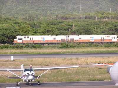 el tren carbonero de la drummond se ve pasar desde el terminal, los trenes carboneros son los unicos trenes de trocha ancha que hay en colombia.