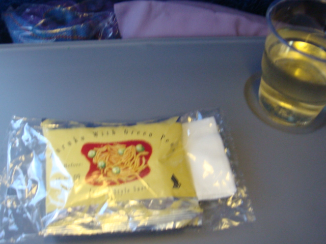 sancks al principio del vuelo, (bebidas alcoholicas ilimitadas todo el vuelo,) que se demora 5 h45 min