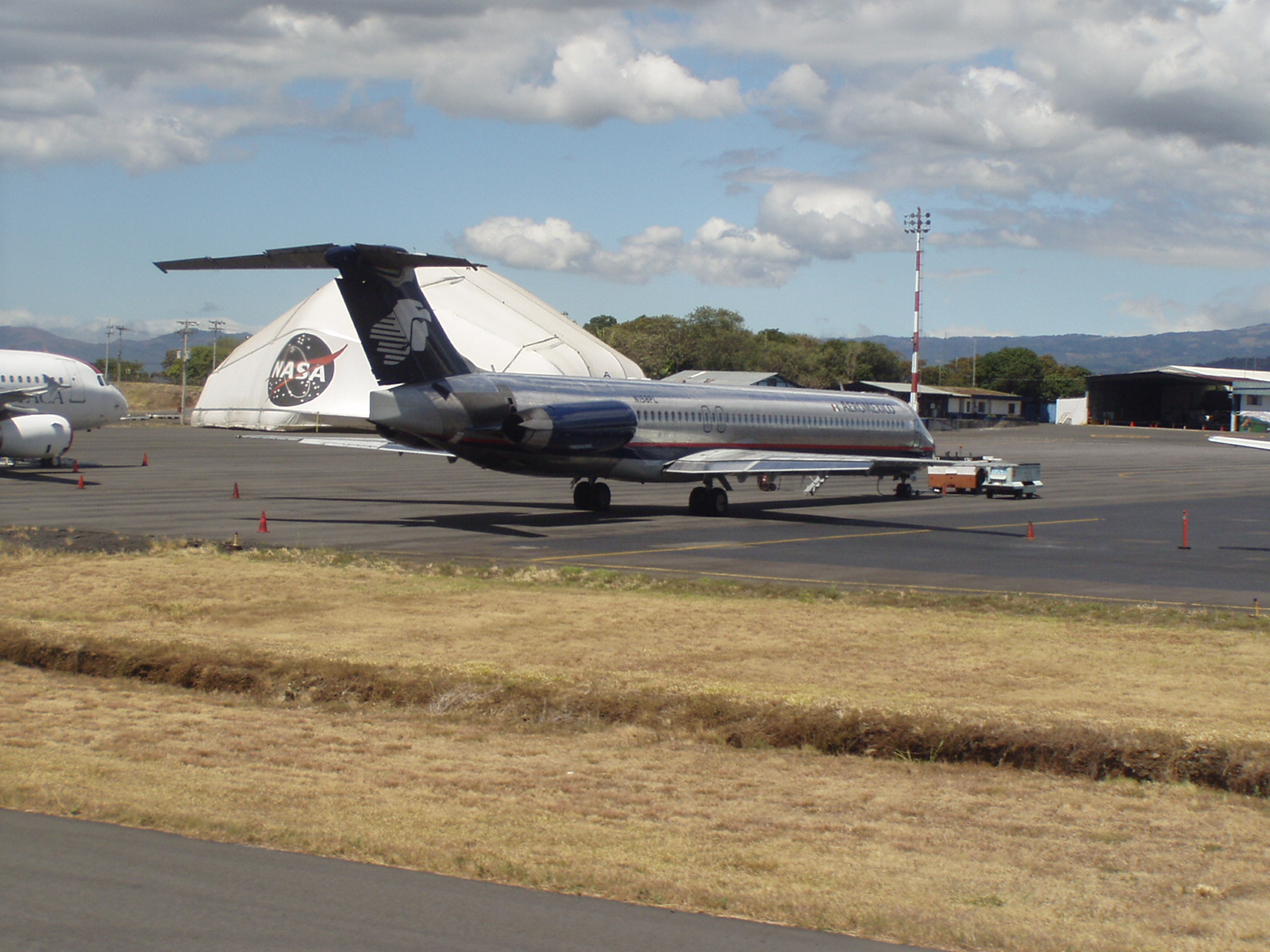 DC9 81 de aeromexico parqueado en copesa