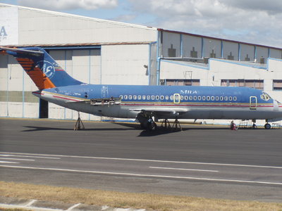 DC-9 15 ex midwest en malas condiciones en rampa de copesa