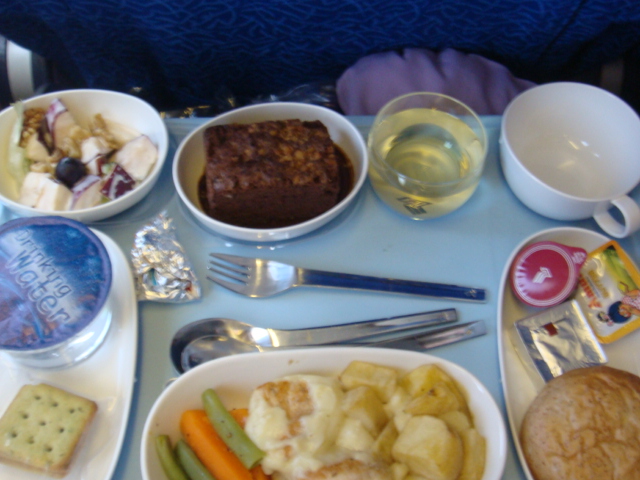 almuerzo no vegetariano, pollo muy bueno y miren el tamaño del brownie, que probablemente fue uno de los mejores que me he comido..., ah, y por supuesto mas vino blanco