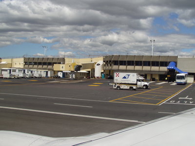 antiguo terminal y mangas en SJO, notese que no dicen PARE sino ALTO