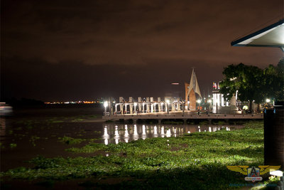 Malecón 2000 de noche