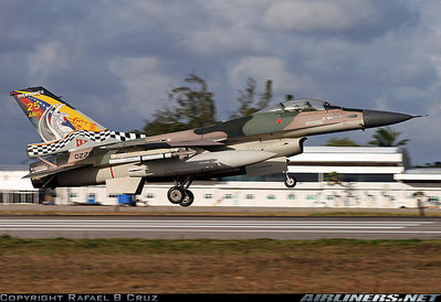 F-16A con el Python 4