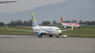 Aeroano en pushback y A330 de AV llegando de BOG