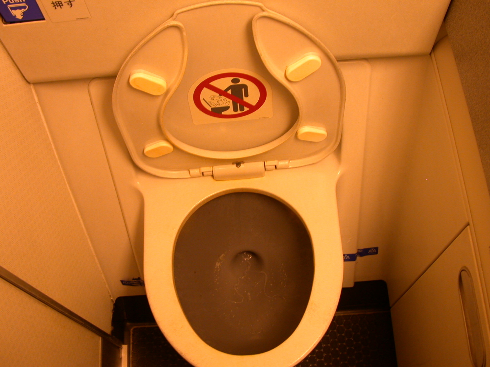 el espacio del toilet es muy notable...