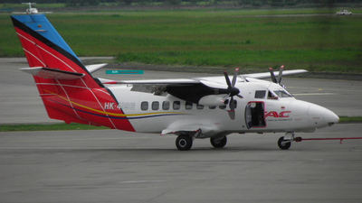 LET410 taxi aereo de colombia remolcado al hangar en aeroclub