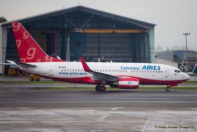 Nuevo Boeing 737-700 Aires HK-4695 (Rojo - Ex Fly Globespan)