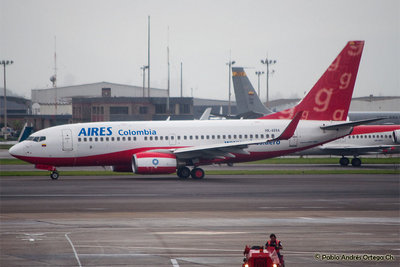 Nuevo Boeing 737-700 Aires HK-4694 (Rojo - Ex Fly Globespan)