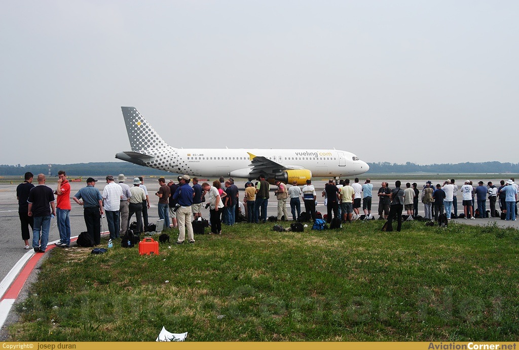 en italia las cosas son diferentes dejan entrar a las personas a fotografiar a los aviones en zonas determinadas y esto es una fuente de ingresos