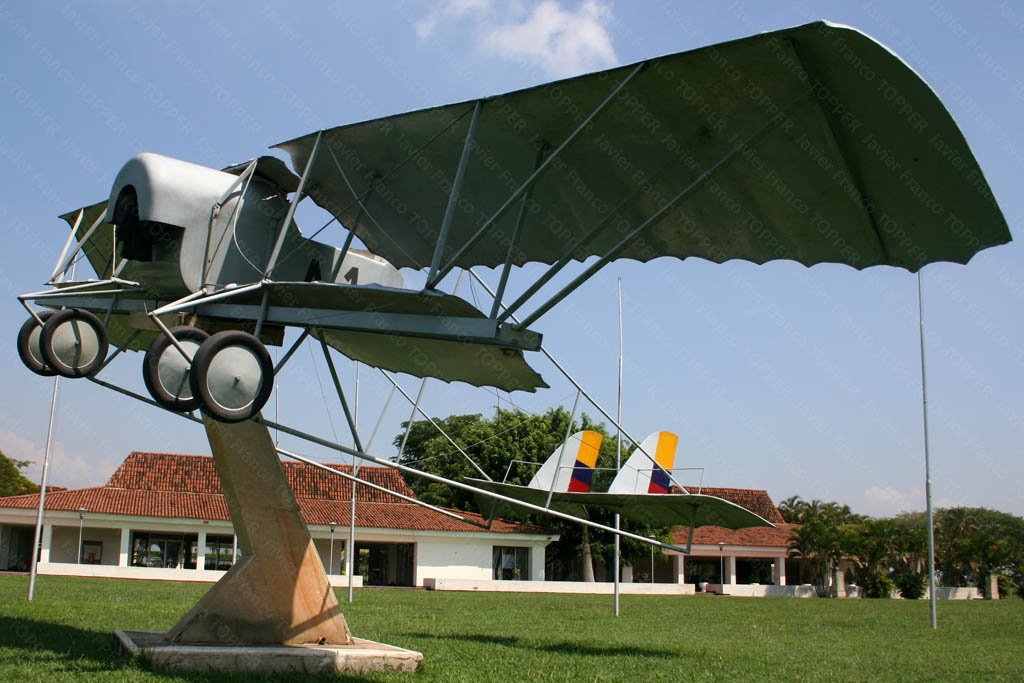 Una réplica del Caudron G-III. Cuando la vi se me hizo muy parecida a la que estaba en Flandes, tanto que pensé que era la misma y que, por su mal estado, la habrían trasladado a la Escuela. Sea como sea, no está tan mal