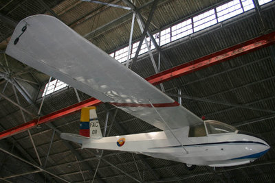Bonito planeador en uno de los antiguos hangares