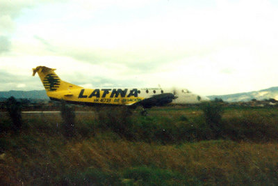 Esto es en 1995, desde los hangares de SAEP (que siguen funcionando), no dentro del hangar, sino al frente de la entrada de la empresa, donde hoy hay un muro, había una reja con un candado paupérrimo y tenía uno todos los aviones a nada, nadie molestaba, en fin, días de belleza. Y de paso, un Beech de &quot;Tino Asprilla's Airlines&quot;