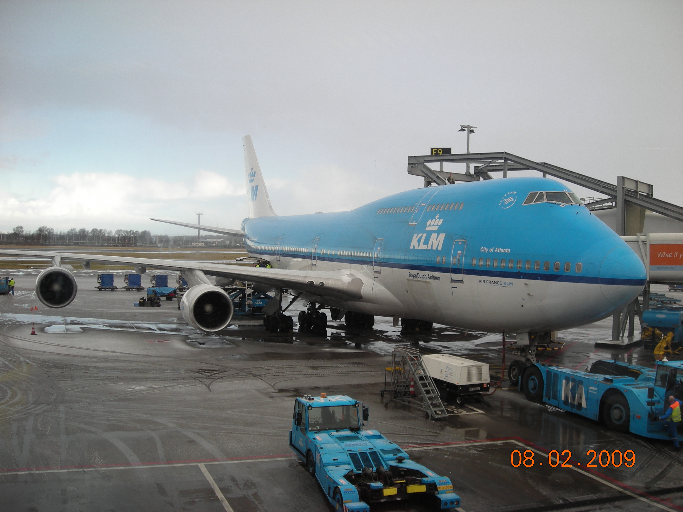 En nuestra puerta de embarque, llegamos antes y nos encontramos este gigante preparandose para johanesburgo.