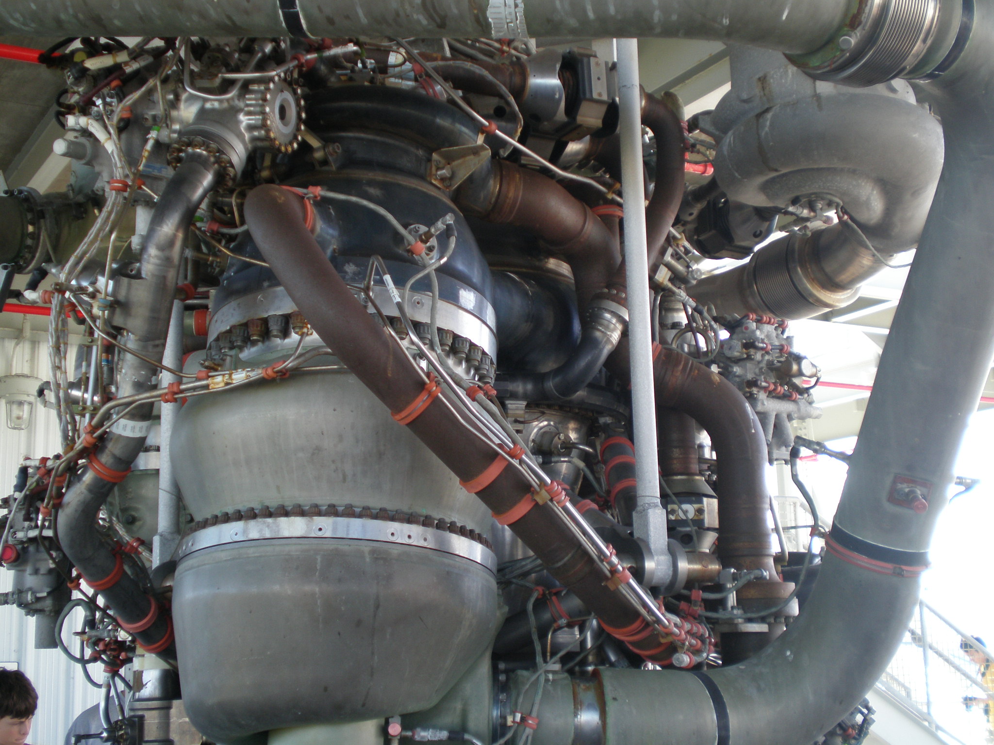 Una partecita del motor, esta anclado en un edificio de 5 pisos.