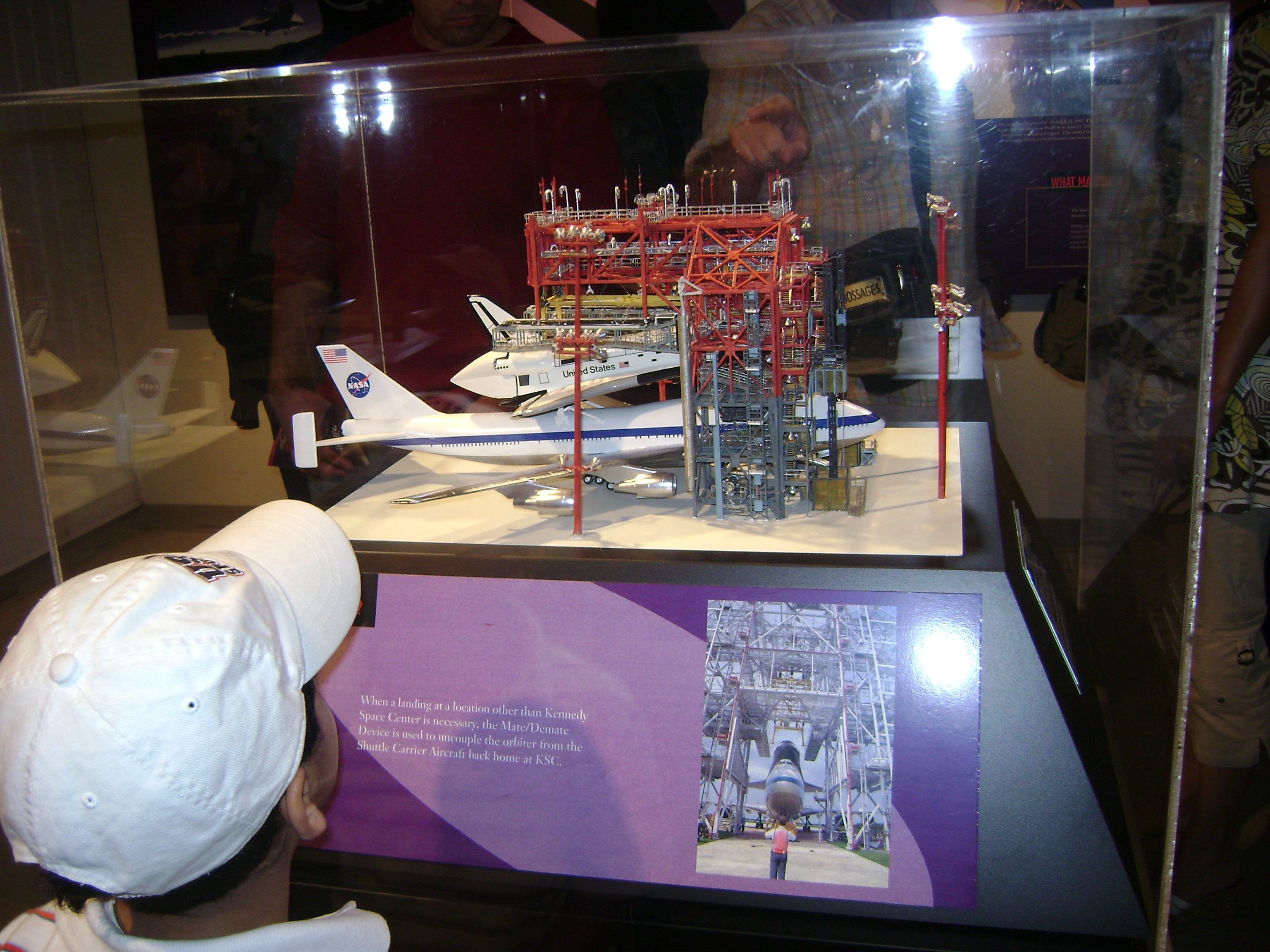 Maqueta de un boeing transportando el transbordador espacial.