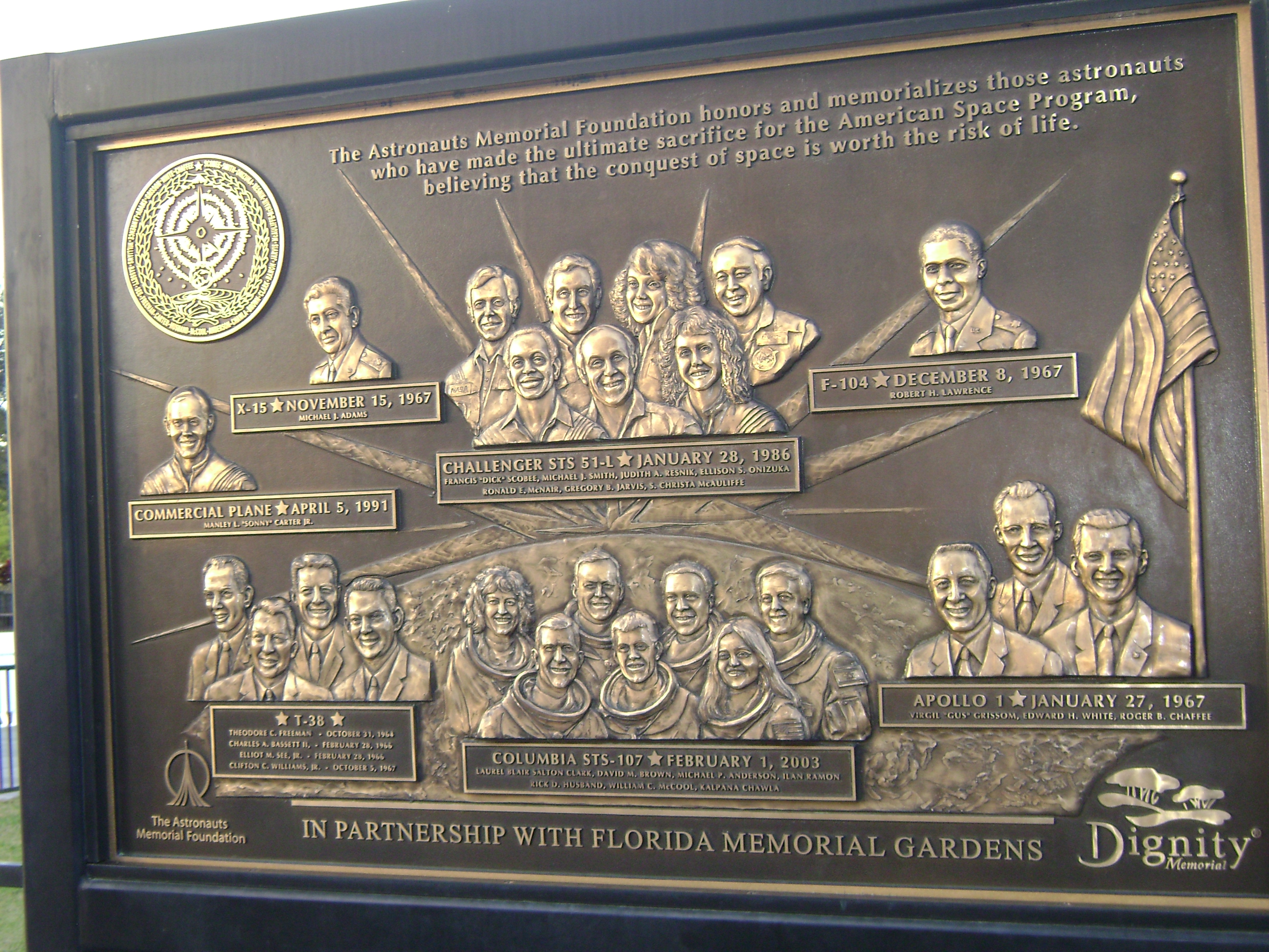Placa en memoria de los fallecidos en las misiones espaciales