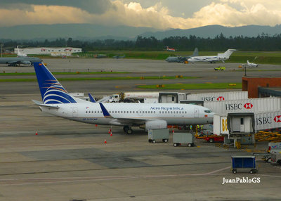 Aero República Boeing 737-700 HP-1371CMP