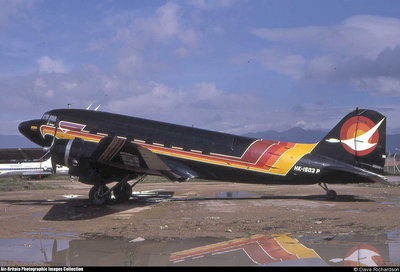 Un DC-3 privado con uno de los mejores esquemas de colores que he visto (http://www.abpic.co.uk/photo/1012340/)