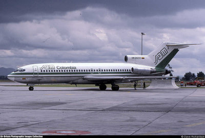 La foto y el avión no son &quot;tan&quot; interesantes, lo que me causa curiosidad es la estructura que hay atrás, bajo la cola del avión. La foto es en ElDorado (http://www.abpic.co.uk/photo/1012335/)