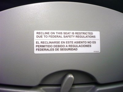 Las típicas sillas que no reclinan de algunos aviones... jeje... afortunadamente el trayecto no era largo. De todos modos se reconoce que le informen a uno la razón, así sea con este sticker.