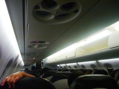Vista interior del E190. Me gusta; sin embargo, en otros aviones uno se puede agarrar de la parte inferior de los bins, en el caso de que le toque a uno una turbulencia parado:; este avión no los tiene.